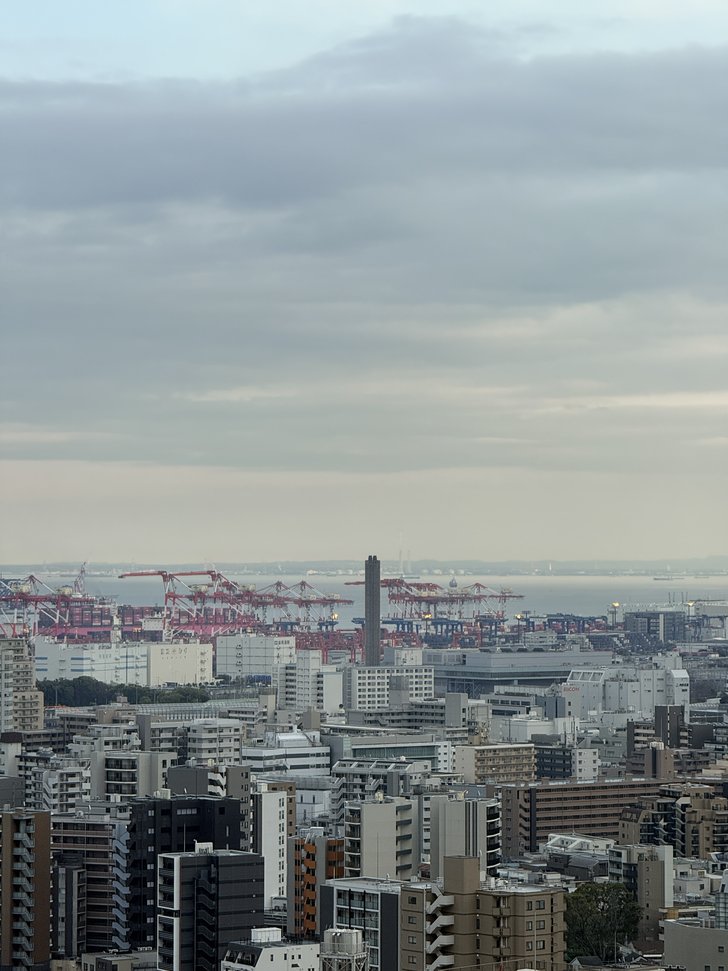 港のクレーンと市街地の遠景