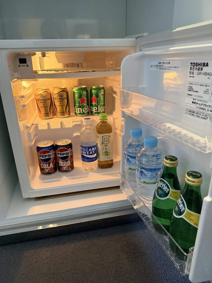 小型冷蔵庫に飲み物が並ぶ