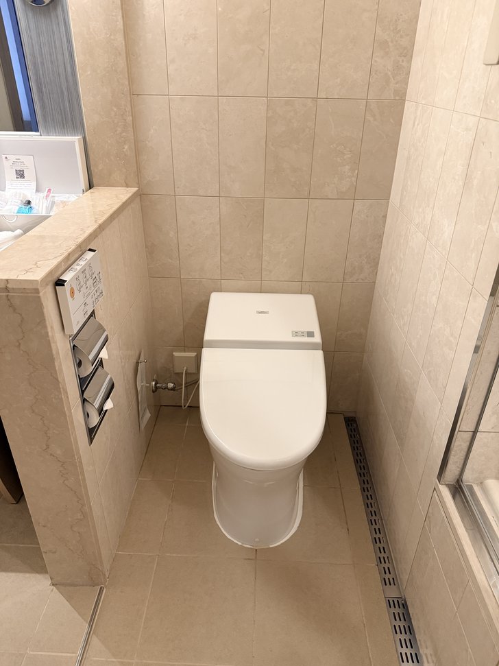 タイル張りの個室トイレと2連ホルダー