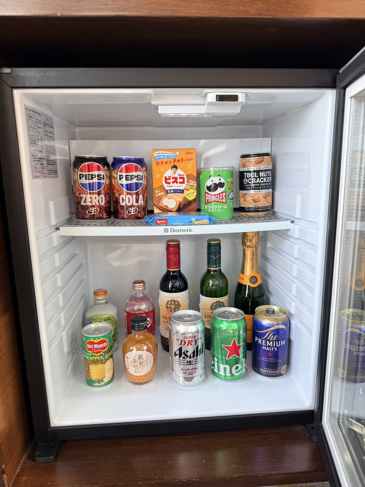 小型冷蔵庫に飲料とスナックが並ぶ