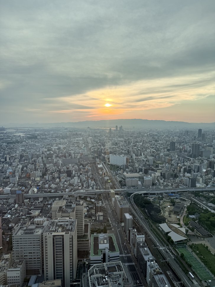 夕暮れの都市を俯瞰する景色