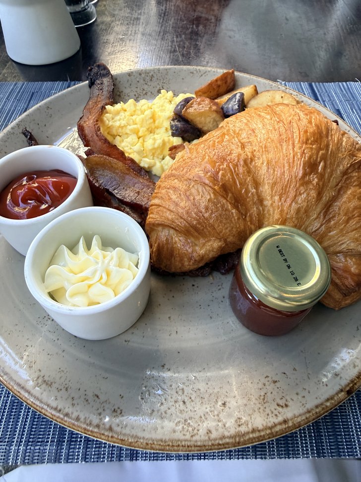 クロワッサンと卵、ベーコン、ポテトの朝食プレート