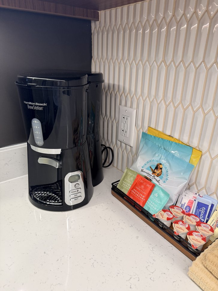 コーヒーメーカーと備品トレイ
