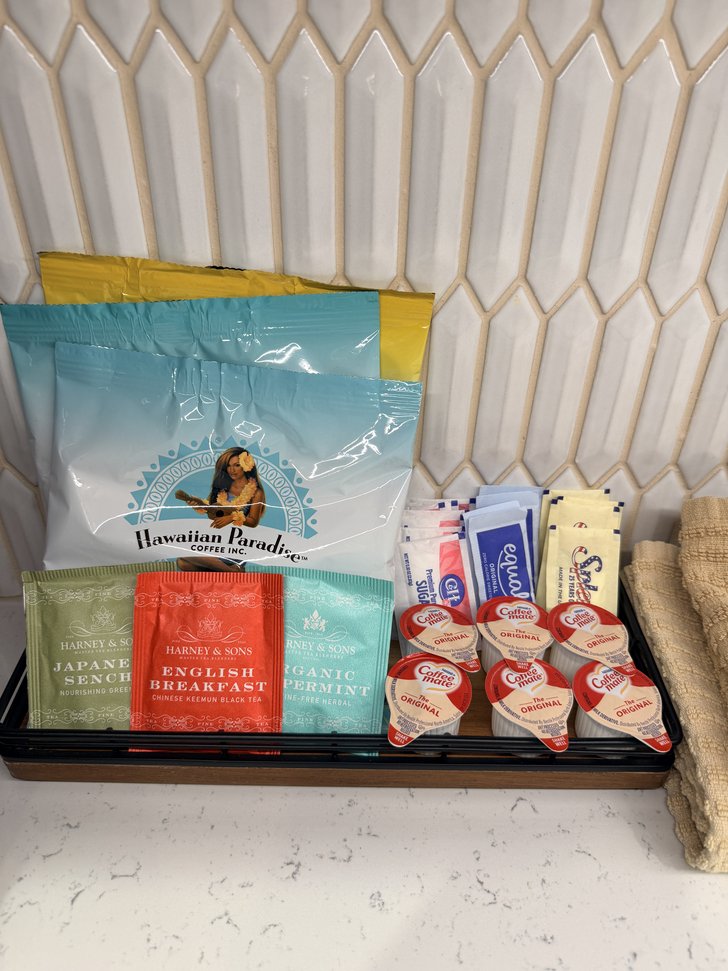 コーヒー・紅茶とクリーマー、甘味料のトレー