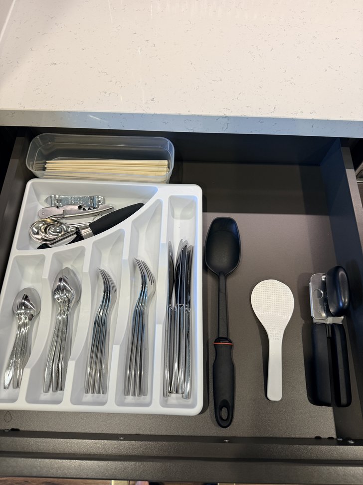 引き出し内のカトラリーと調理器具