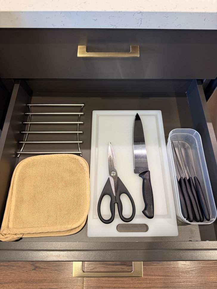 調理器具が並ぶキッチン引き出し