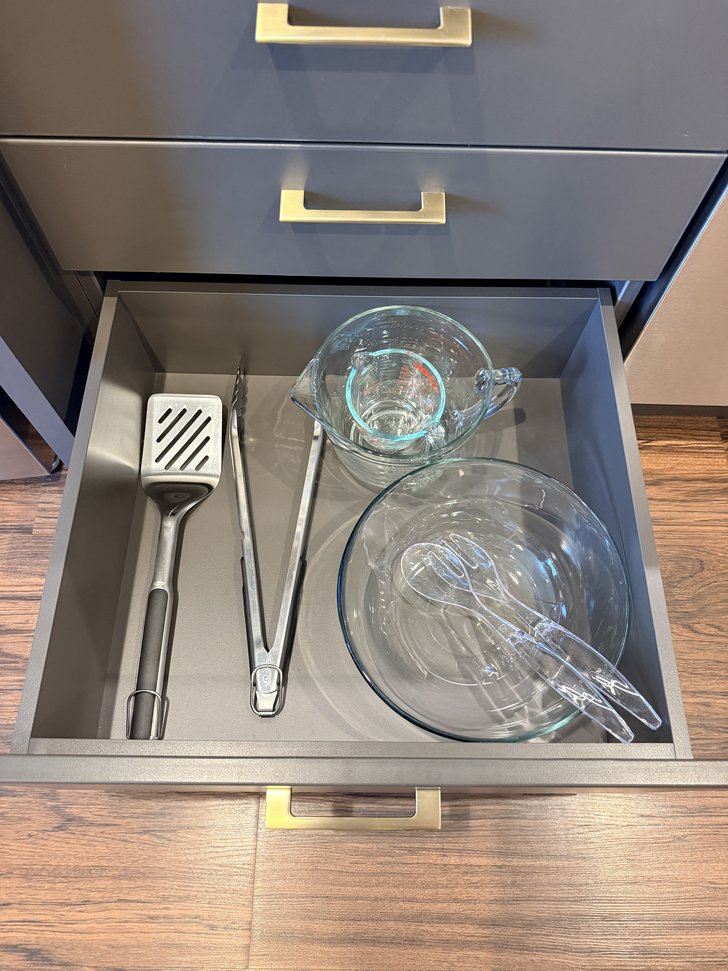キッチン引き出しの調理器具とガラスボウル