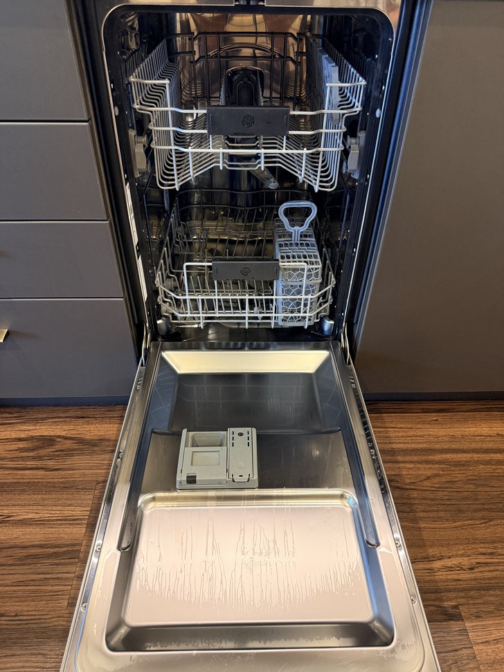 扉を開けた空の食器洗い機