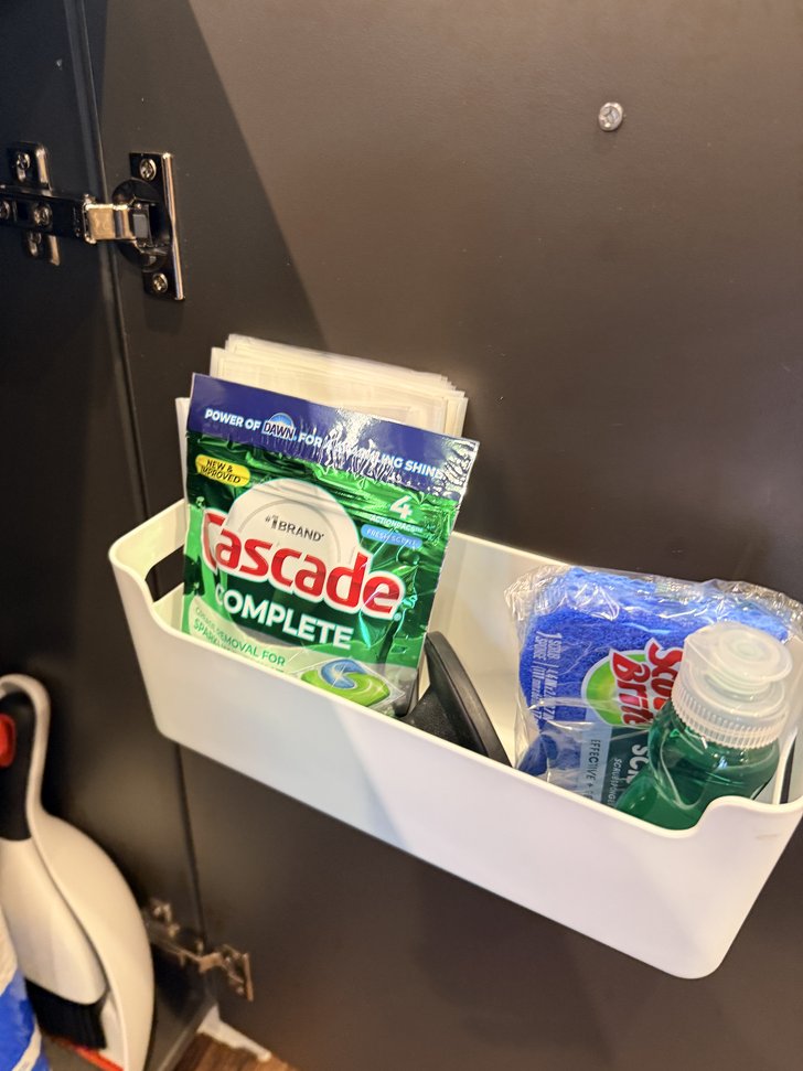 戸棚の扉裏ポケットに洗剤とスポンジ