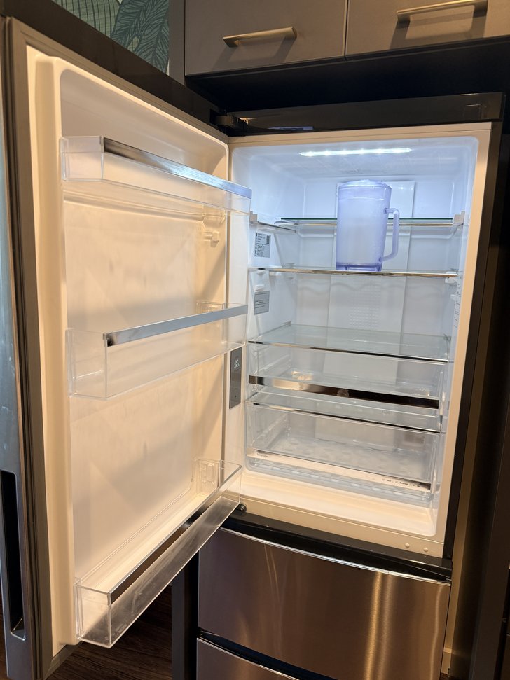 開いた冷蔵庫の中の水差し