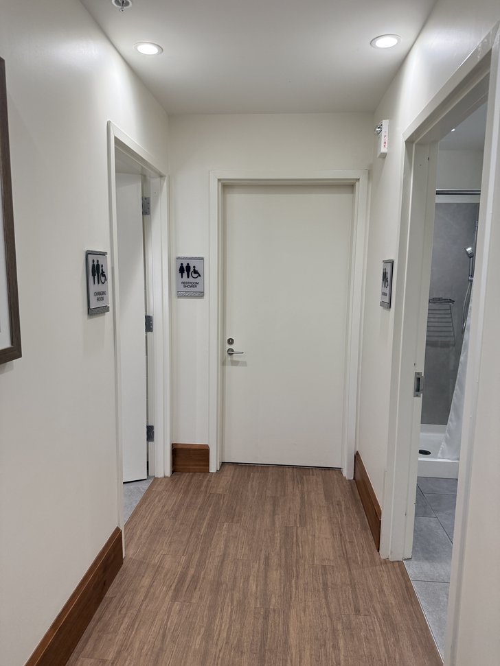 トイレ表示のある廊下とシャワー室