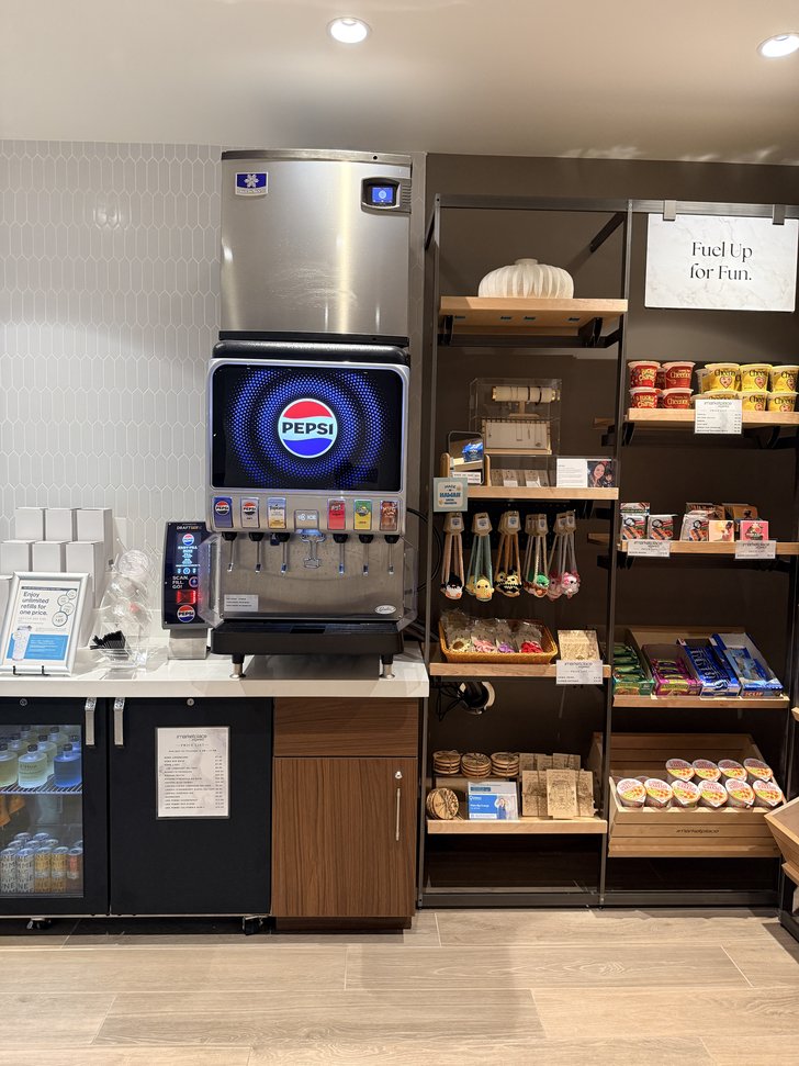 ペプシのドリンクディスペンサーとスナック棚