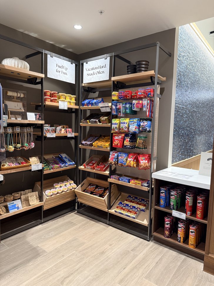 ポテトチップスやキャンディーが並ぶ売店の棚