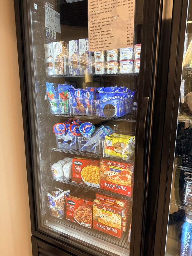 冷凍庫にアイスと冷凍食品（OREO・Stouffer's・DiGiorno）