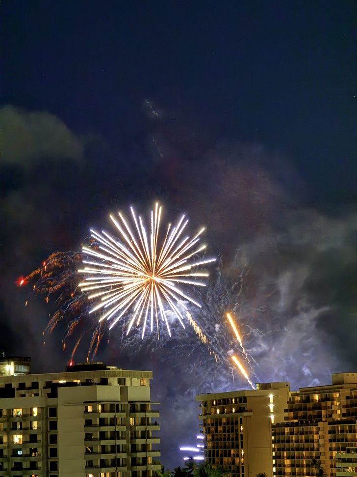 高層ビル上空に大輪の花火