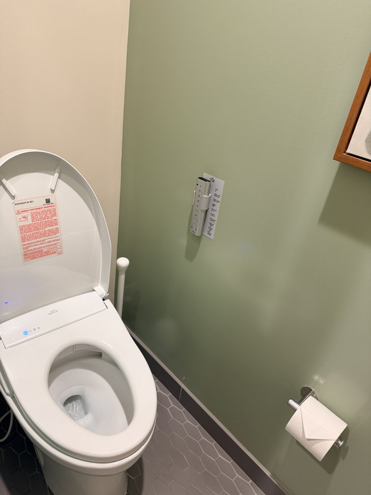 リモコン付き温水洗浄便座と三角折りのトイレットペーパー